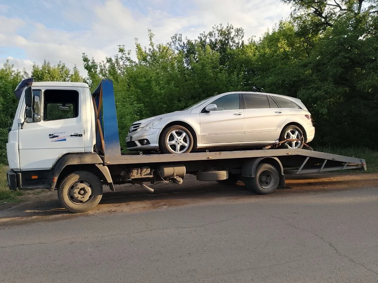 Погрузка автомобиля на эвакуатор по ДНР